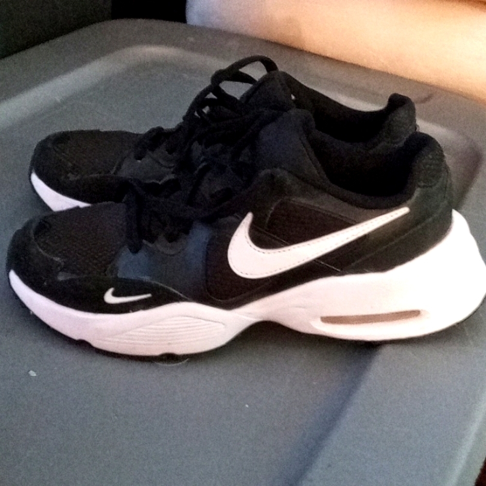 Girls Nike runners 6Y